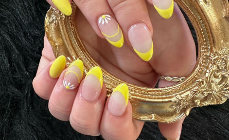 Yellow French-tip manicure with delicate white daisies
